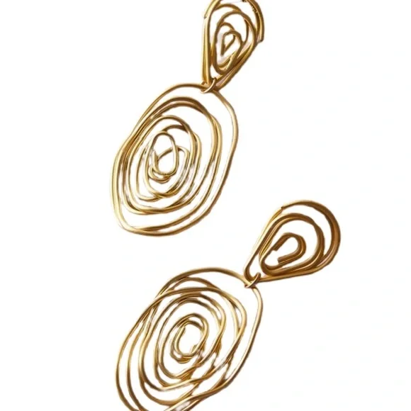 Elegant Gold Swirl Earrings - Picture 4 of 4
